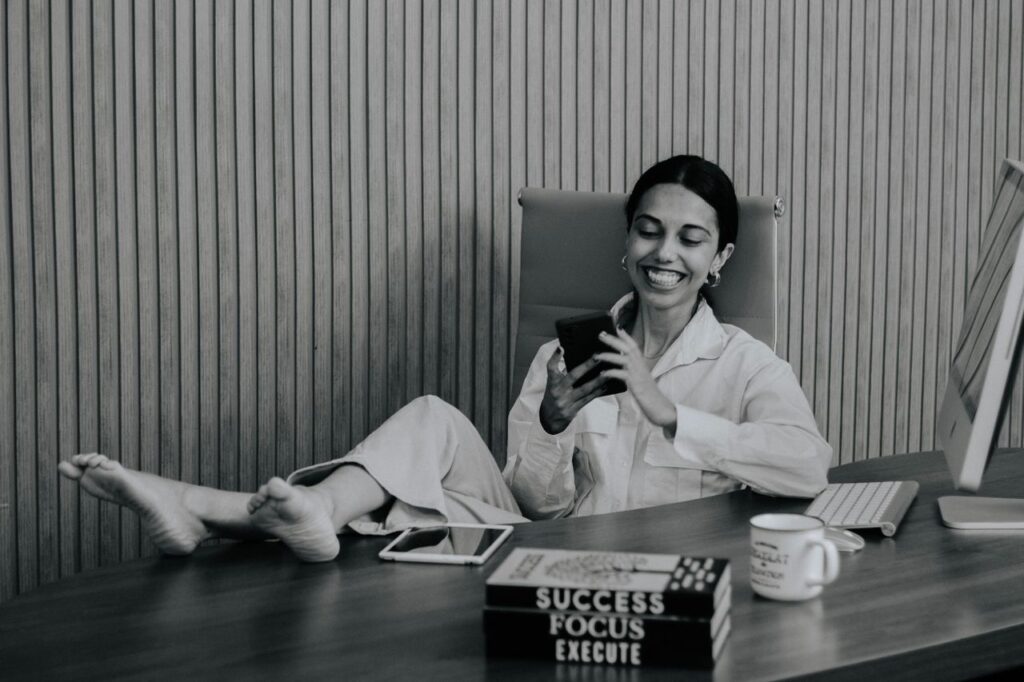 woman at desk quiet quitting